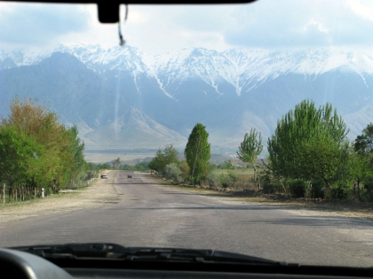 J'accède au village de Tersak en taxi collectif. Le village est à une quarantaine de kilomètres de Samarkande au pied des montagnes, soleil, chaleur et pluie, vallée verdoyante, montagnes arides. Peu de réseau téléphonique, électricité matin 7h-8h30 et soir 18h30-23h, pas d’essence, les voitures roulent au gaz. ©Anne Barthélemy 