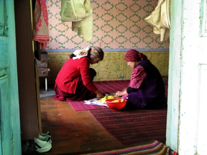  Gulshan et une de ses belles-soeurs, préparant les pommes de terre pour le repas, dans une chambre attenante à la salle à manger. ©Anne Barthélemy 