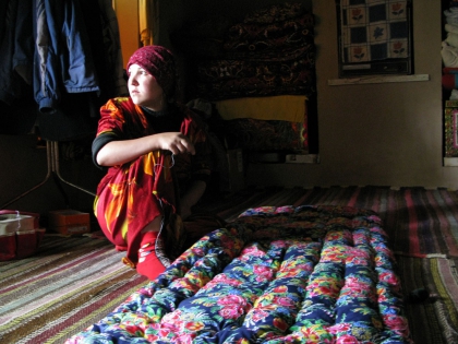  Gulshan sewing Korpacha (mattress) for the house. ©Anne Barthélemy 