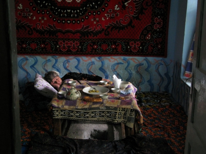  Mrs Halima sleeping after lunch. ©Anne Barthélemy 