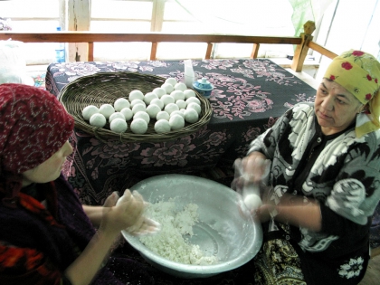  Le troisième jour du lait, Gulshan et Halima l’utilisent pour le kelagay (préparation à base de lait cuit). Avec le lait du premier jour, elles ont fait le palla, un dessert de lait fermenté cuit avec du sucre et du cumin. Le lait de l’autre vache sert à faire le beurre, le fromage, les desserts. Le fameux kurut est fait avec du lait cuit et fermenté un mois, puis battu en pâte épaisse et roulé en boules qui sècheront dix jours. Le kurut se conserve très longtemps et peut-être consommé en hiver dilué avec du lait chaud. ©Anne Barthélemy 