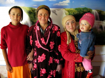  Gulshan and her daughter, with her mother and one of her sisters. The mother makes me understand that her husband and one of her sons are gone in Moscow for work, like many men in Central Asia. ©Anne Barthélemy 