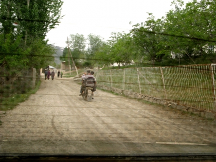  Dernier jour. Kushin et son fils Muhammad me raccompagnent à Samarkande en voiture. ©Anne Barthélemy 