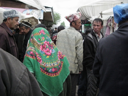  Mercado en un pueblo perto de Samarkand, Ouzbekistan. ©Anne Barthélemy 