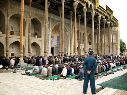  Prière du vendredi devant la mosquée des hommes, Boukhara, Ouzbekistan. ©Anne Barthélemy 