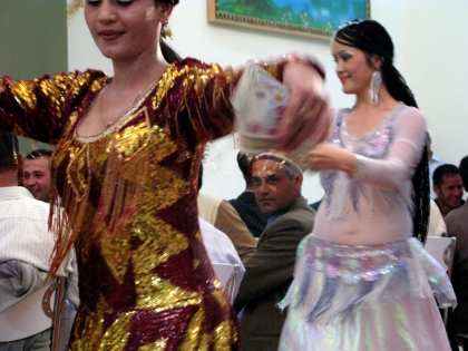  Bailarines profesionales ofician en una boda en Guijduvan, cerca de Boukhara, Ouzbékistan ©Anne Barthélemy 