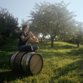  Aline Beaune, enólogo del vino en el Castel la Crée, Santenay (21) en Borgoña, France, 2009